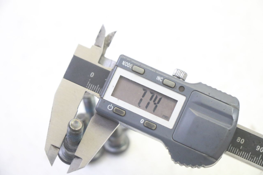 photo de VIS DISQUE DE FREIN ADIVA AD3 300 (2014 - 2020) - Gros plan technique