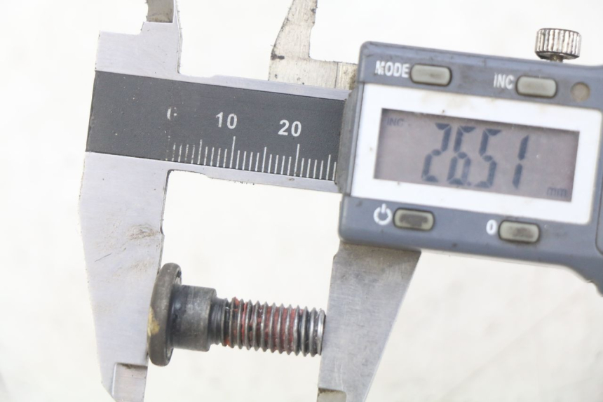 photo de VIS DISQUE DE FREIN KYMCO AGILITY 16+ 4T 50 (2018 - 2023) - Zoom état d’usage