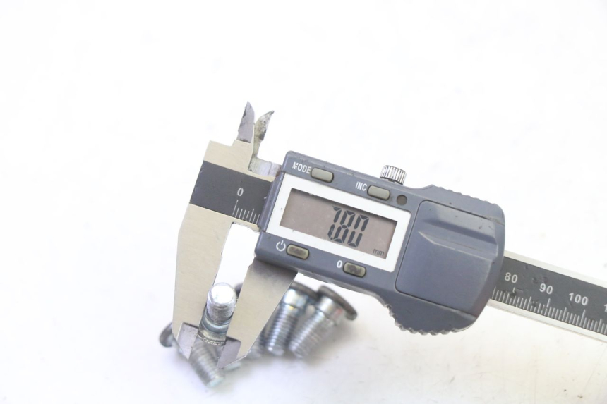 photo de VIS DISQUE DE FREIN HYOSUNG GV AQUILA 125 (2000 - 2009) - Gros plan technique