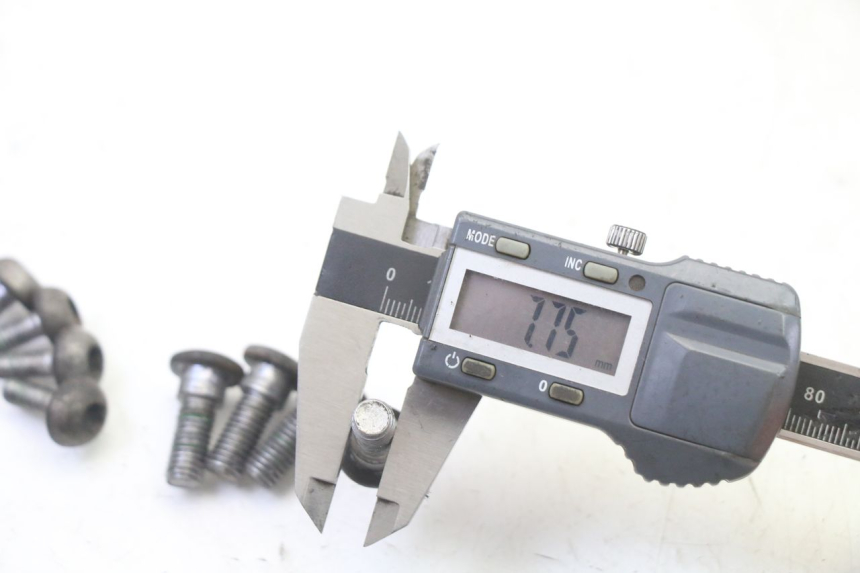 photo de VIS DISQUE DE FREIN HONDA CBR RR FIREBLADE 900 (1992 - 1994) - Gros plan technique