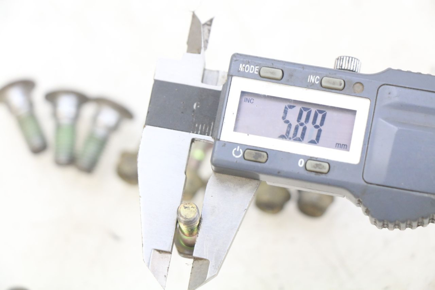 photo de VIS DISQUE DE FREIN HONDA CR 125 (1995 - 1997) - Gros plan technique