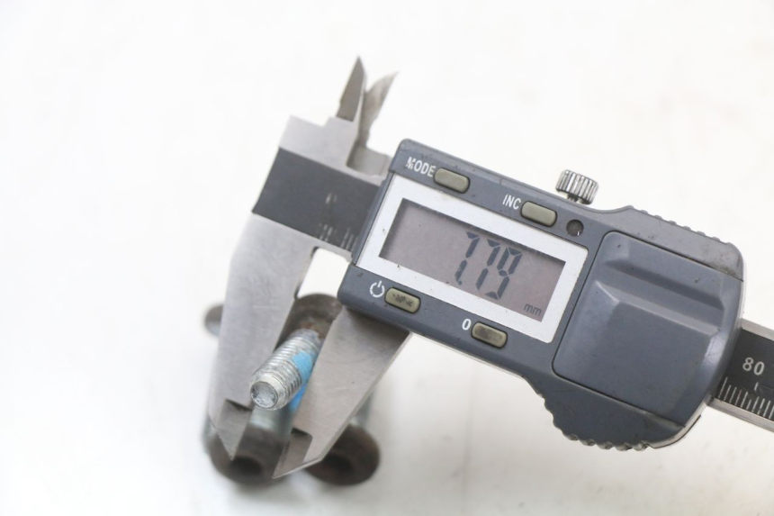 photo de VIS DISQUE DE FREIN YAMAHA CYGNUS X 125 (2004 - 2007) - Gros plan technique