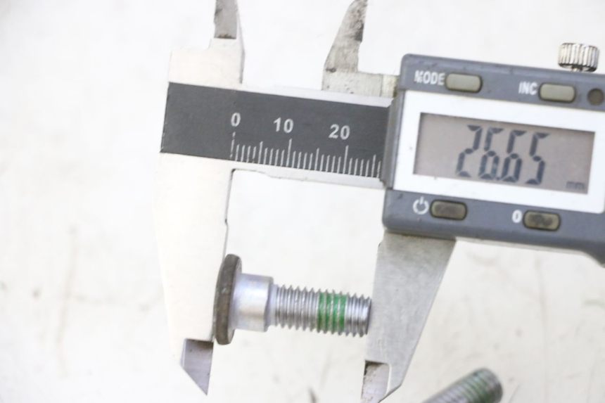 photo de VIS DISQUE DE FREIN HONDA FES S-WING SWING ABS 125 (2007 - 2015) - Gros plan technique