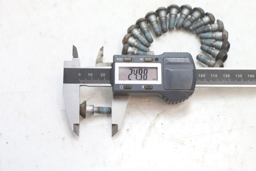 photo de VIS DISQUE DE FREIN YAMAHA FJR 1300 (2001 - 2005) - Zoom état d’usage