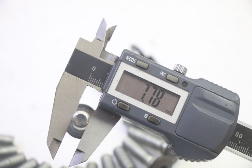 photo de VIS DISQUE DE FREIN KAWASAKI GPZ RX 1000 (1986 - 1988) - Gros plan technique