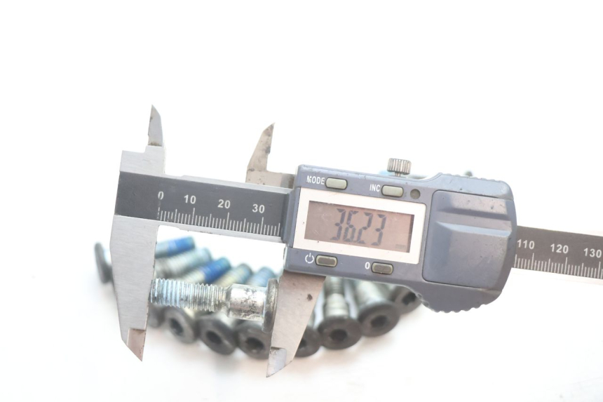 photo de VIS DISQUE DE FREIN SUZUKI GSF N BANDIT 1200 (2001 - 2005) - Zoom état d’usage