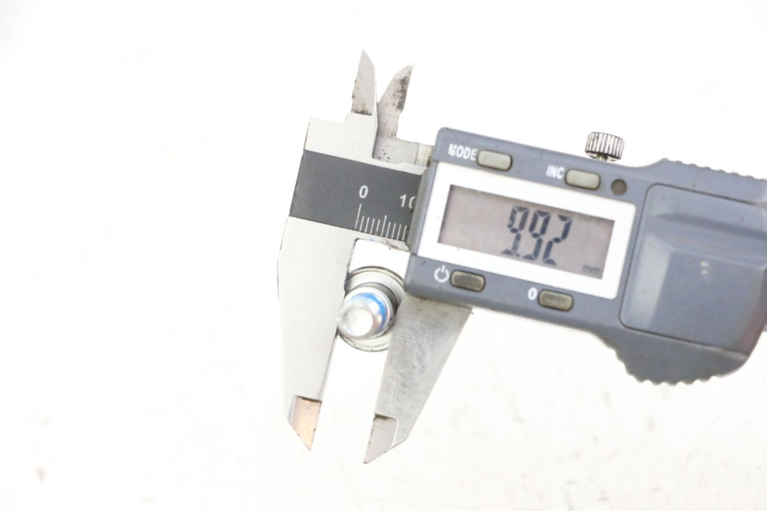 photo de VIS DISQUE DE FREIN SUZUKI GSR 750 (2011 - 2017) - Zoom état d’usage