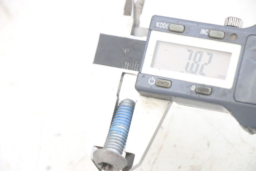 photo de VIS DISQUE DE FREIN PIAGGIO MEDLEY 125 (2016 - 2023) - Gros plan technique