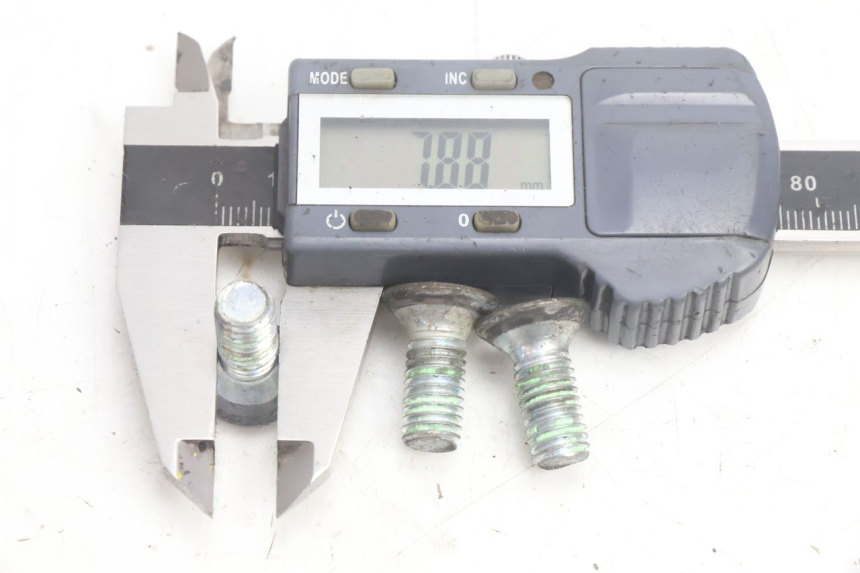 photo de VIS DISQUE DE FREIN PEUGEOT SATELIS 125 (2013 - 2018) - Gros plan technique