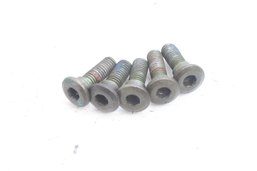 photo de VIS DISQUE DE FREIN HONDA SH 125 (2001 - 2003) - Gros plan technique