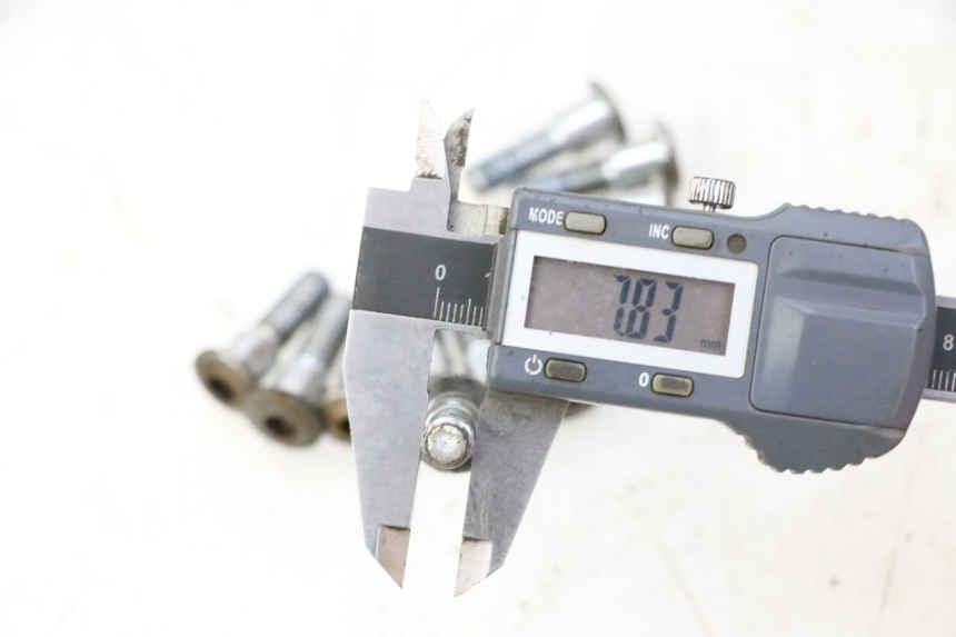 photo de VIS DISQUE DE FREIN TRIUMPH SPRINT 900 (1995 - 1998) - Zoom état d’usage