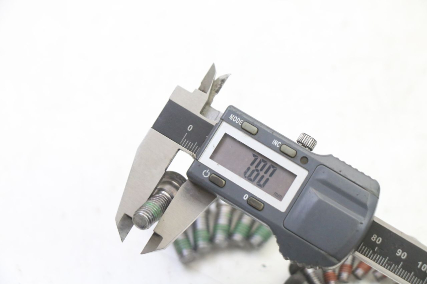 photo de VIS DISQUE DE FREIN HONDA ST PAN EUROPEAN 1300 (2002 - 2013) - Gros plan technique