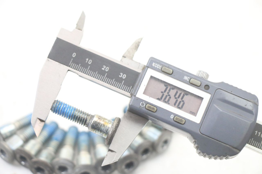 photo de VIS DISQUE DE FREIN SUZUKI GSF S BANDIT 600 (2000 - 2004) - Gros plan technique