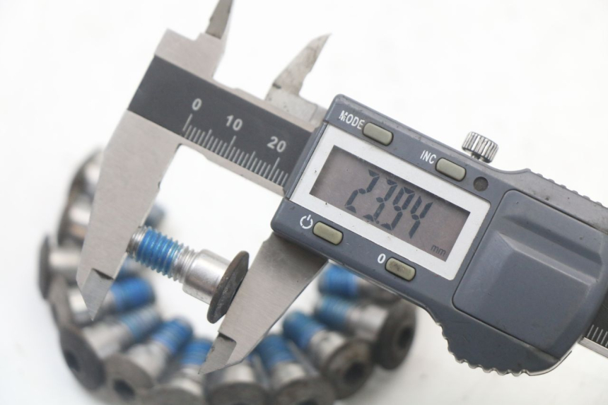 photo de VIS DISQUE DE FREIN SUZUKI GSR 750 (2011 - 2017) - Zoom état d’usage