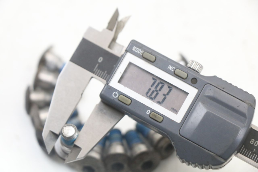 photo de VIS DISQUE DE FREIN SUZUKI GSR 750 (2011 - 2017) - Autre angle de vue