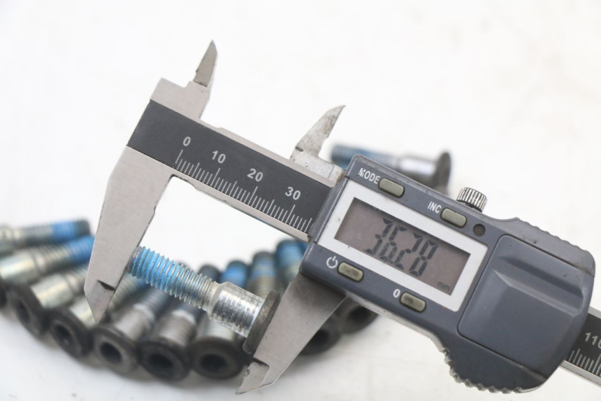 photo de VIS DISQUE DE FREIN SUZUKI SV S 650 (1999 - 2002) - Zoom état d’usage