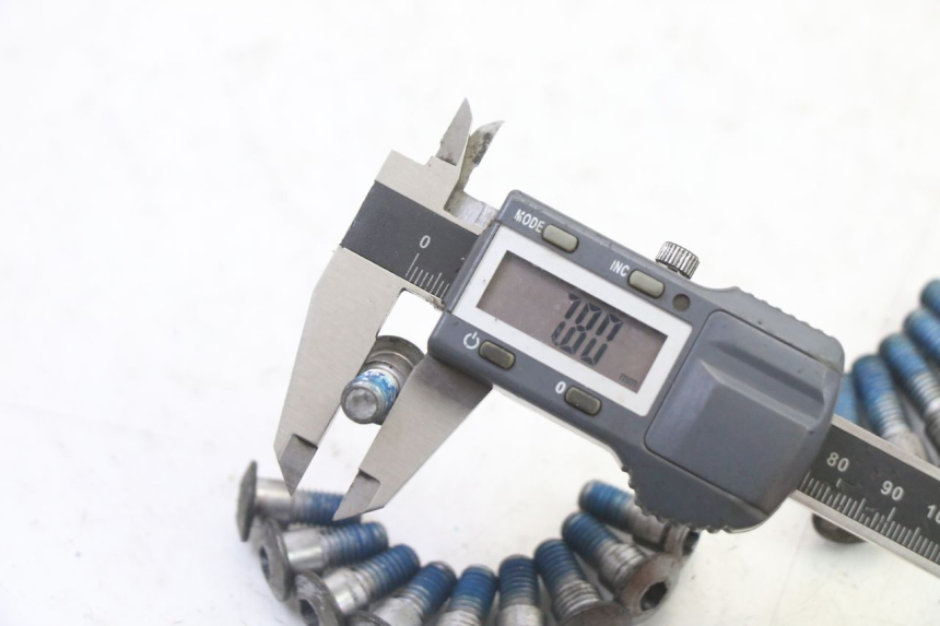 photo de VIS DISQUE DE FREIN SUZUKI SV S 650 (2003 - 2009) - Gros plan technique