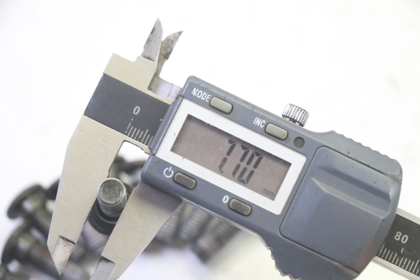 photo de VIS DISQUE DE FREIN PEUGEOT TWEET PRO EFI 4T 50 (2021 - 2022) - Gros plan technique