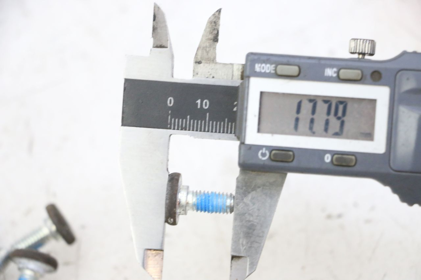 photo de VIS DISQUE DE FREIN YAMAHA X-MAX XMAX 250 (2006 - 2009) - Détail de la pièce