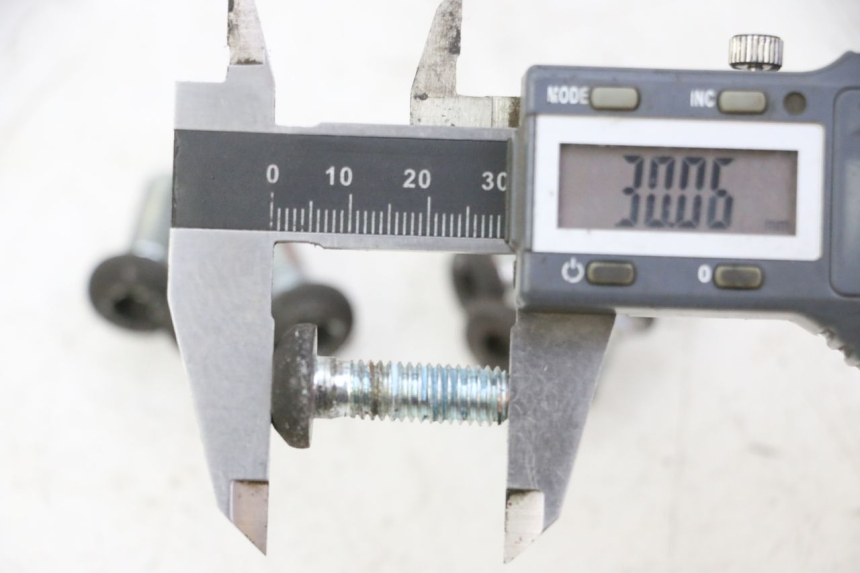 photo de VIS DISQUE DE FREIN YAMAHA X-MAX XMAX 250 (2006 - 2009) - Gros plan technique