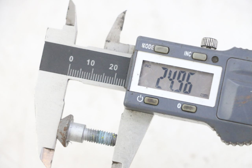 photo de VIS DISQUE DE FREIN YAMAHA XJ6 ABS 600 (2008 - 2016) - Zoom état d’usage