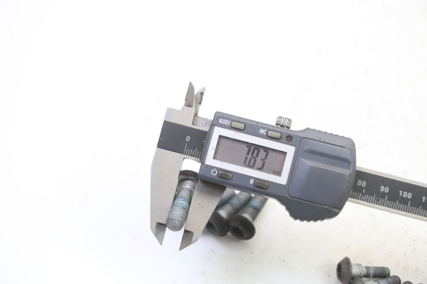 photo de VIS DISQUE DE FREIN YAMAHA XJ6 ABS 600 (2008 - 2016) - Gros plan technique