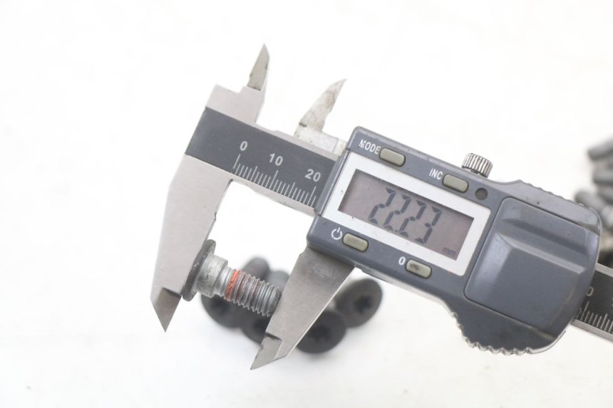 photo de VIS DISQUE DE FREIN YAMAHA FZ1 FAZER 1000 (2007 - 2009) - Gros plan technique