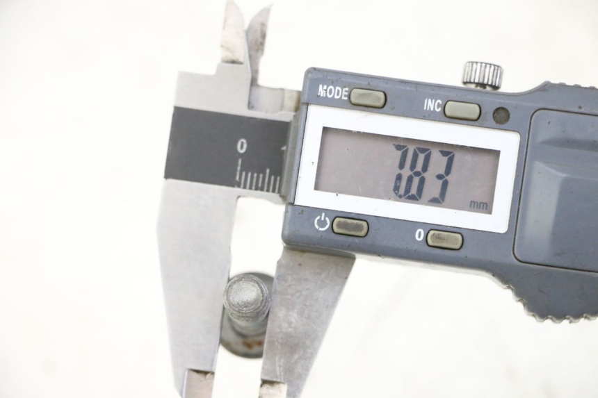 photo de VIS DISQUE DE FREIN YAMAHA XJ6 600 (2008 - 2016) - Gros plan technique