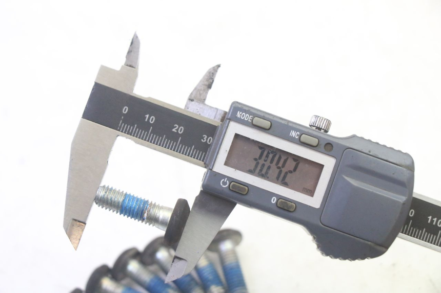 photo de VIS DISQUE DE FREIN YAMAHA YP MAJESTY 125 (2007 - 2010) - Gros plan technique