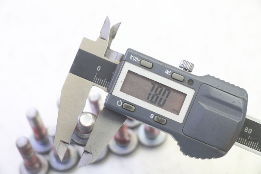 photo de VIS DISQUE DE FREIN KAWASAKI ZR 7 750 (1999 - 2004) - Gros plan technique